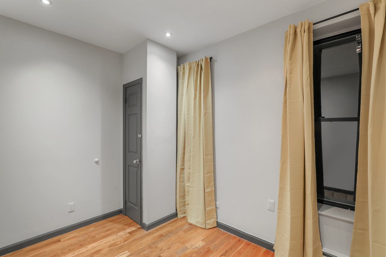 #758: Upper West Side - Queen Bedroom C - 3