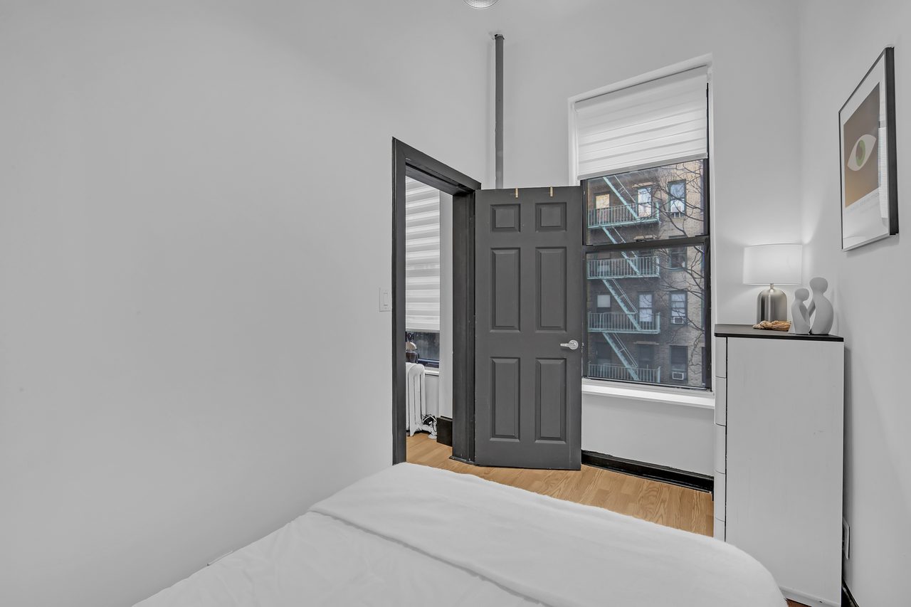  #295: Hell's Kitchen - 1 Bedroom (Full)  -  #295: Hell's Kitchen  - Gallery -  2