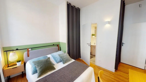 Cute double ensuite bedroom close to the Galeries Lafayette