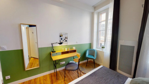 Cute double ensuite bedroom close to the Galeries Lafayette