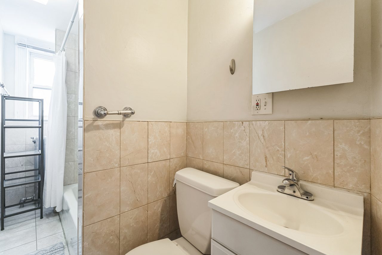 #1809: Harvard Square (Cambridge) - Queen Bedroom E - 4
