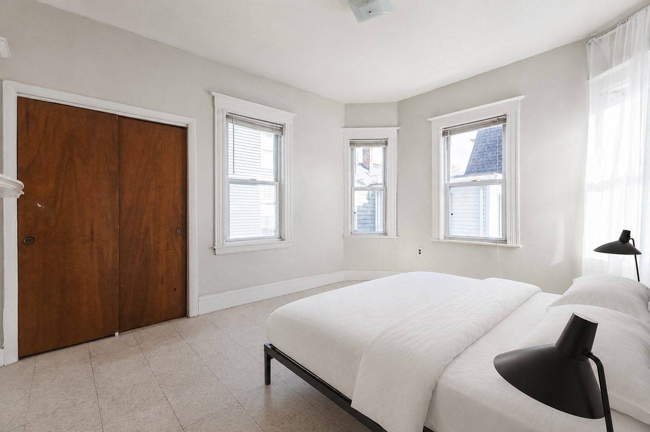 #1809: Harvard Square (Cambridge) - Queen Bedroom A - 10