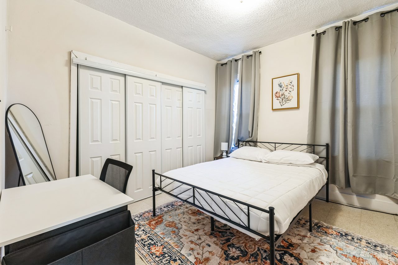  #1809: Harvard Square (Cambridge) - Queen Bedroom B  -  #1809: Harvard Square (Cambridge)  - Gallery -  2