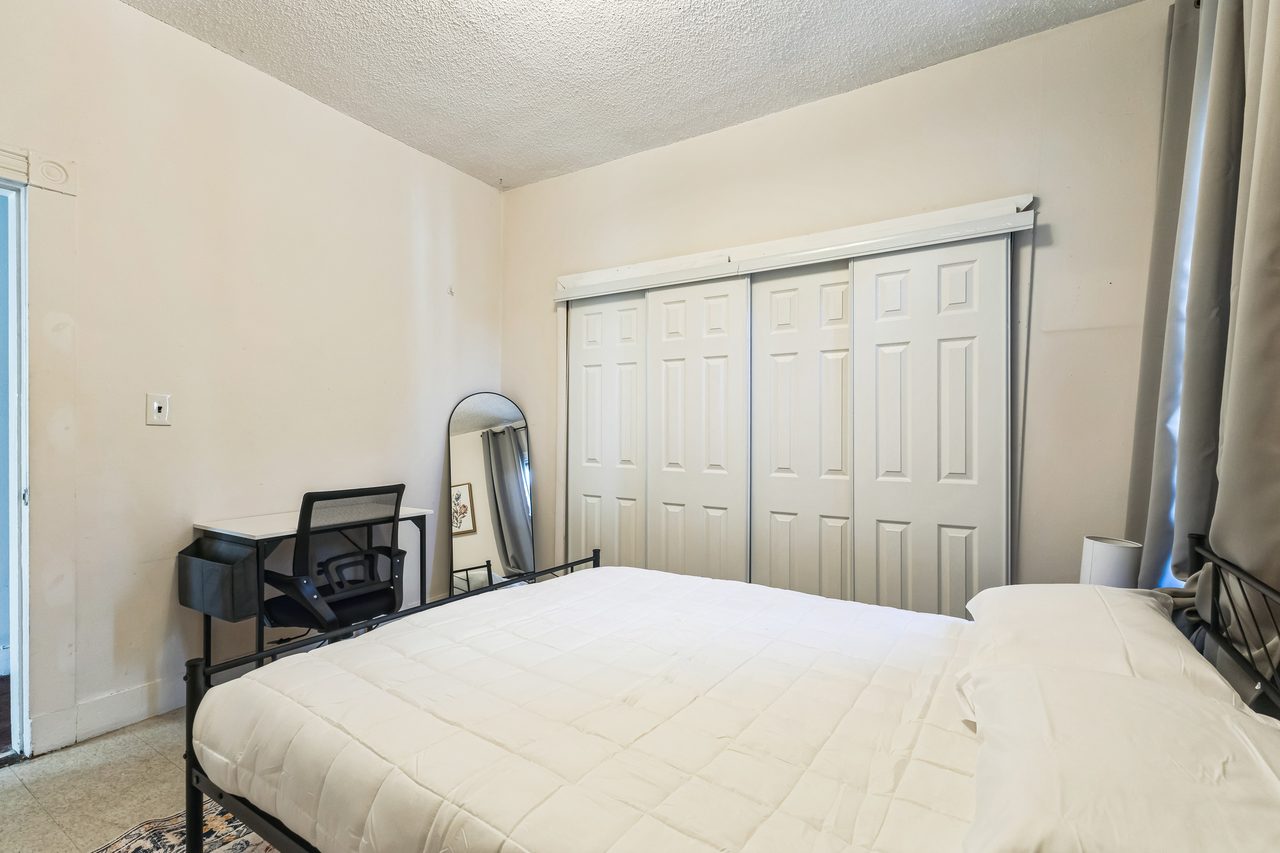  #1809: Harvard Square (Cambridge) - Queen Bedroom B  -  #1809: Harvard Square (Cambridge)  - Gallery -  1