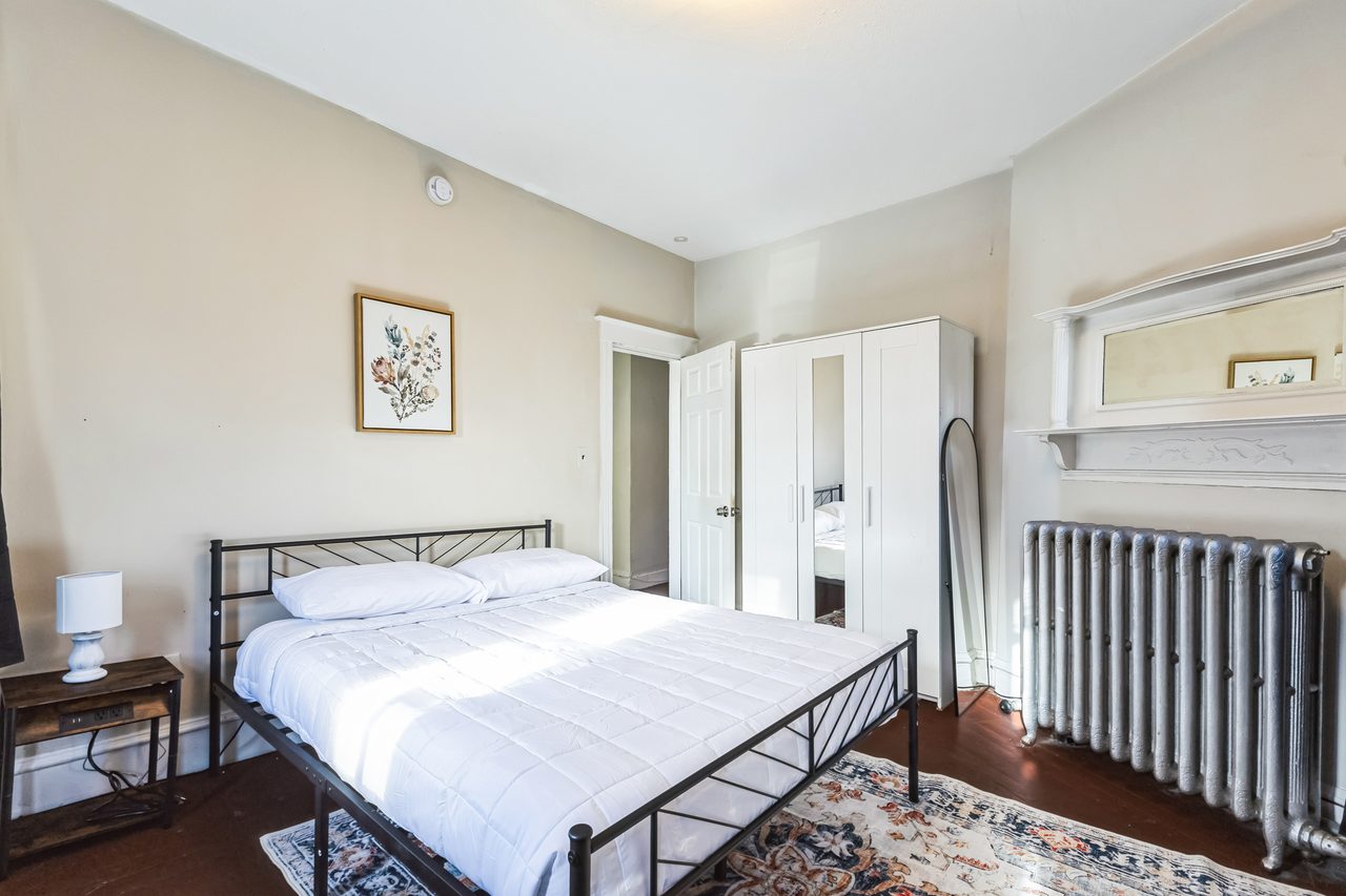  #1809: Harvard Square (Cambridge) - Queen Bedroom C  -  #1809: Harvard Square (Cambridge)  - Gallery -  2