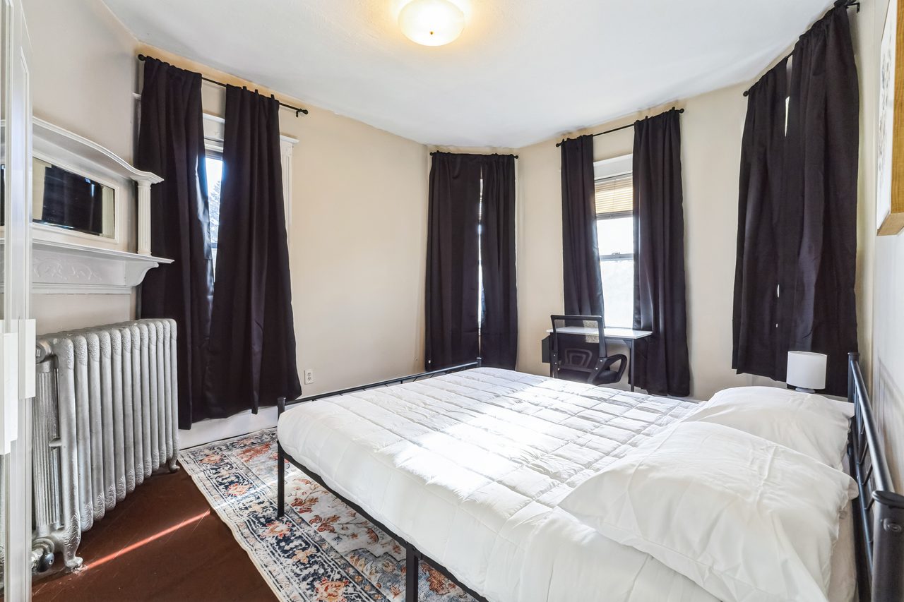  #1809: Harvard Square (Cambridge) - Queen Bedroom C  -  #1809: Harvard Square (Cambridge)  - Gallery -  1
