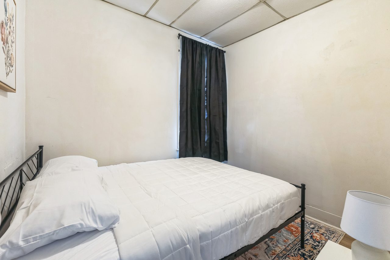 #1808: Harvard Square (Cambridge) - Queen Bedroom E - #1808: Harvard Square (Cambridge) - Gallery - 1