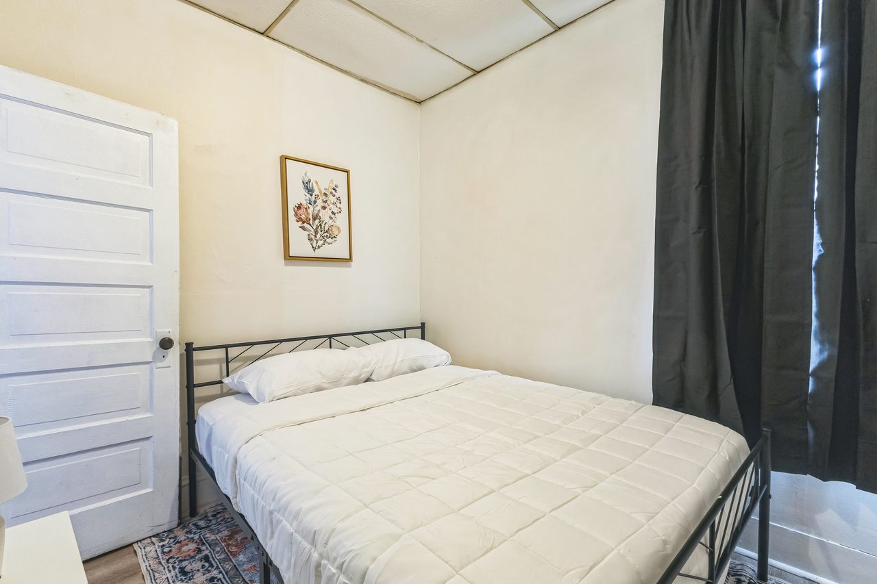 #1808: Harvard Square (Cambridge) - Queen Bedroom E - #1808: Harvard Square (Cambridge) - Gallery - 2