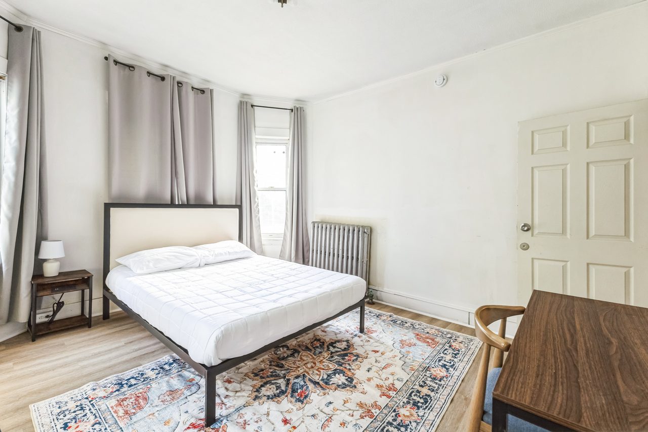#1808: Harvard Square (Cambridge) - Queen Bedroom A - #1808: Harvard Square (Cambridge) - Gallery - 2