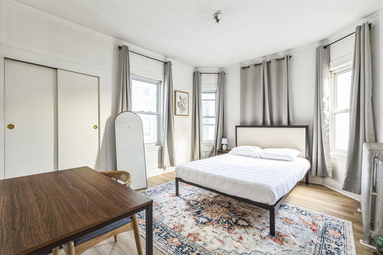 #1808: Harvard Square (Cambridge) - Queen Bedroom A - #1808: Harvard Square (Cambridge) - Gallery - 1