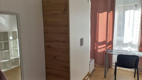 Single bedroom in 3-bedroom apartment in central Granada just for female students betweeen 18 & 21