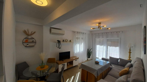 Single bedroom in 3-bedroom apartment in central Granada just for female students betweeen 18 & 21