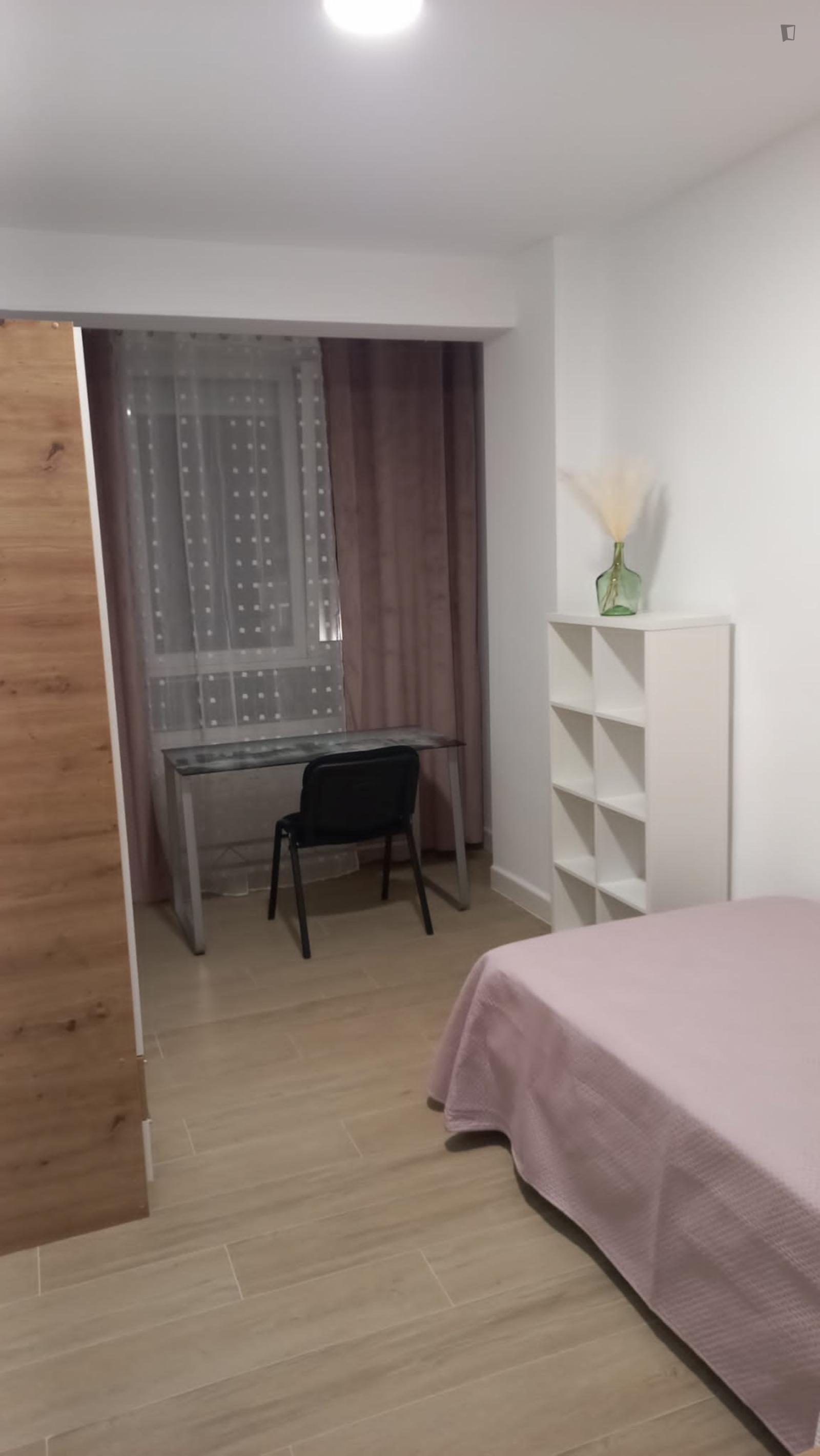 Single Bedroom In 3-Bedroom Apartment In Central Granada Just For Female Students Betweeen 18 & 21 - 1