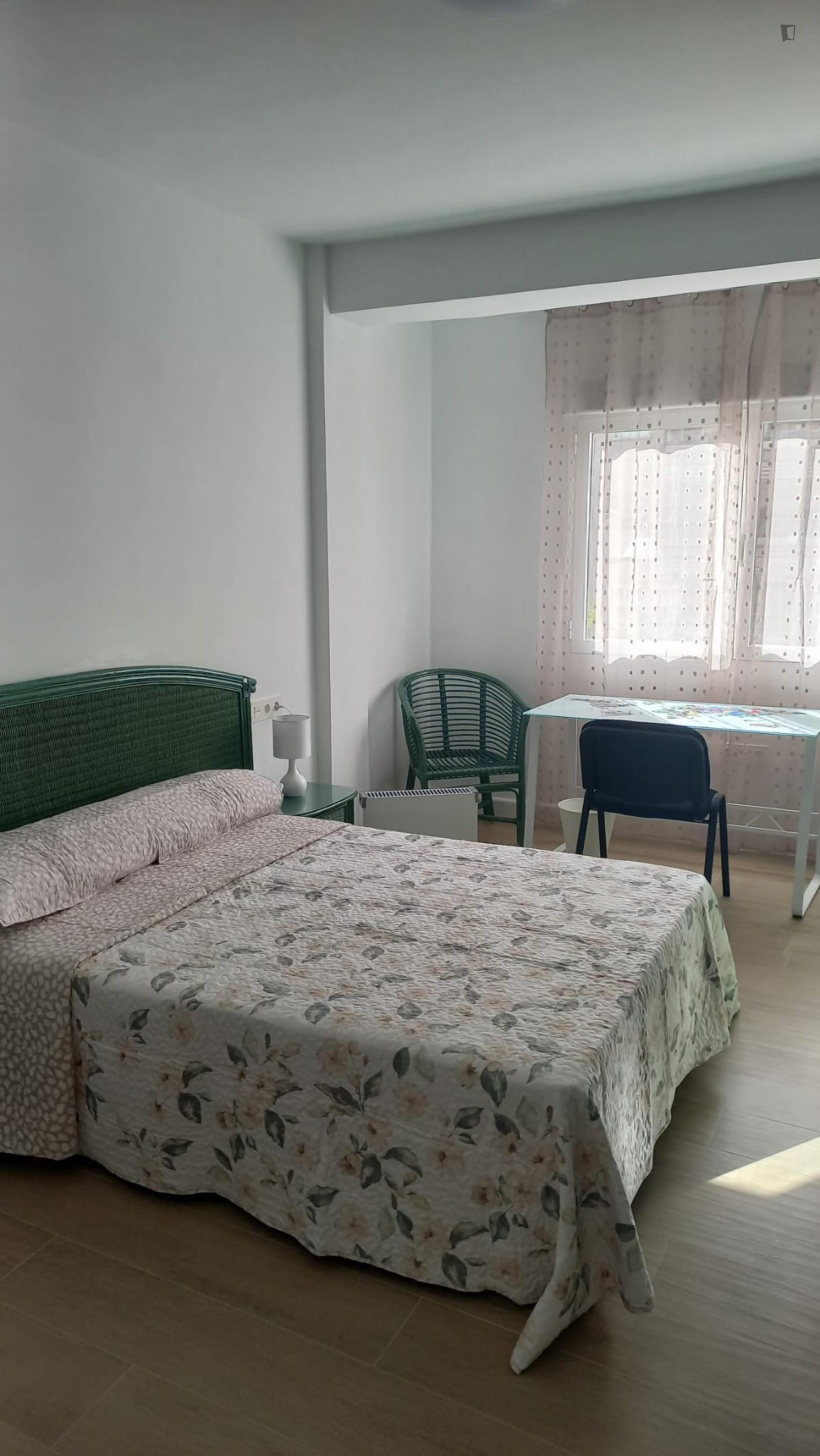 Single Bedroom In 3-Bedroom Apartment In Central Granada Just For Female Students Betweeen 18 & 21 - 2