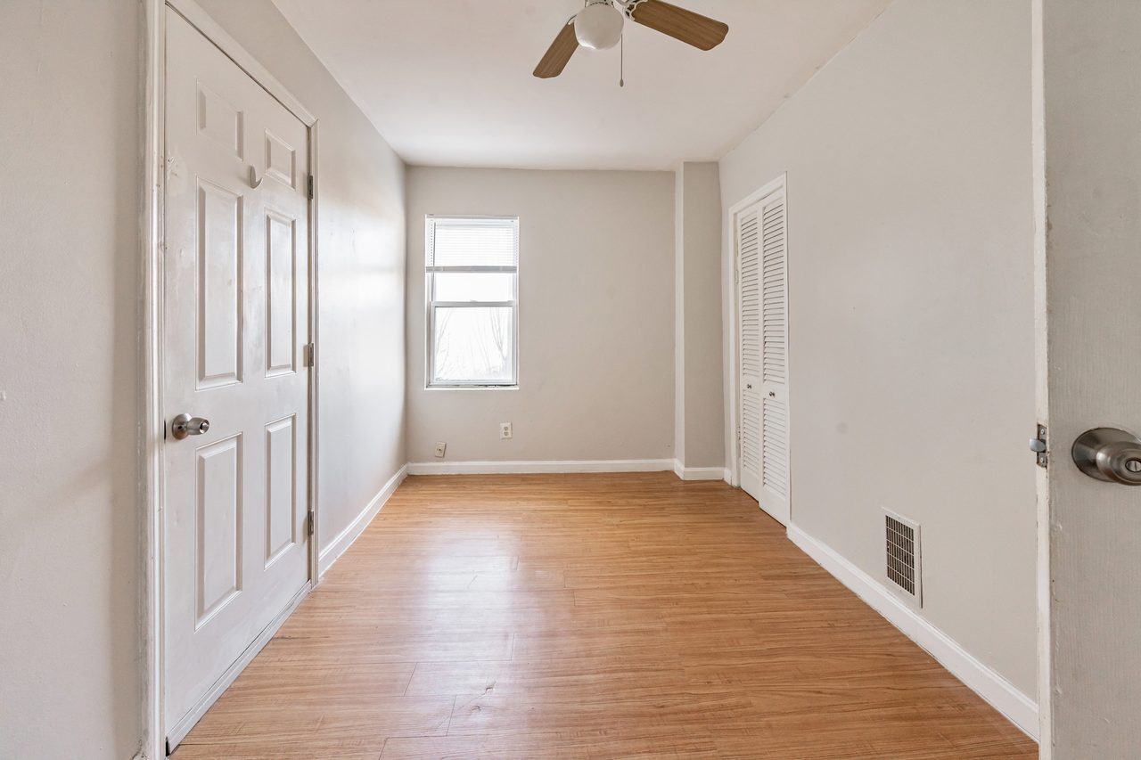  #1812: East Cambridge - Queen Bedroom A  -  #1812: East Cambridge  - Gallery -  2
