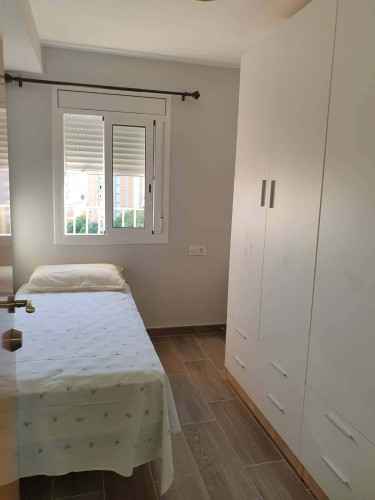 Room in Carrer Xiprer, Cornellà de Llobregat for 55 m² with 3 bedrooms