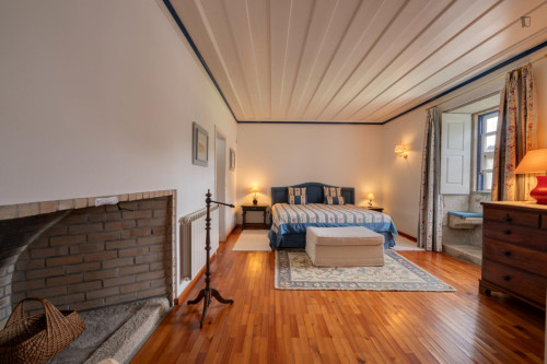 Epic 6 Bedroom House close to Areia - Darque Train Station