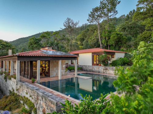 Unbelievable 8 Bedroom House with a Swimming Pool close to Canto Marinho Beach