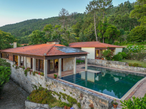 Unbelievable 8 Bedroom House with a Swimming Pool close to Canto Marinho Beach