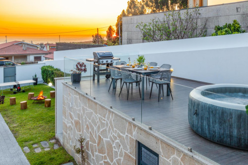 Momentous 4 Bedroom House with a Swimming Pool close to Carreço Beach