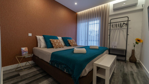 Colourful double ensuite bedroom near the Faro train station  - Gallery -  5