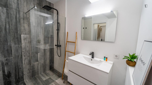 Colourful double ensuite bedroom near the Faro train station - Gallery - 11