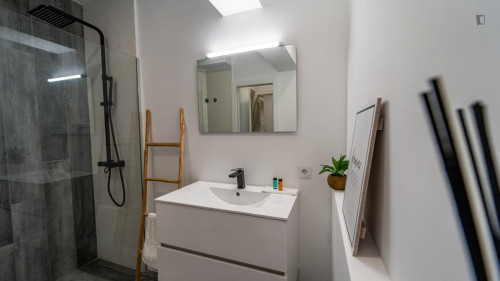 Colourful double ensuite bedroom near the Faro train station - Gallery - 12