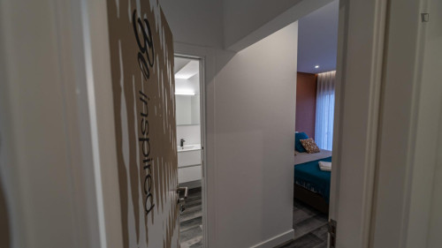 Colourful double ensuite bedroom near the Faro train station - Gallery - 7