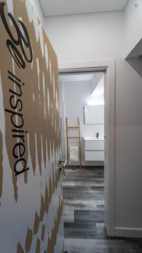 Colourful double ensuite bedroom near the Faro train station - Gallery - 8