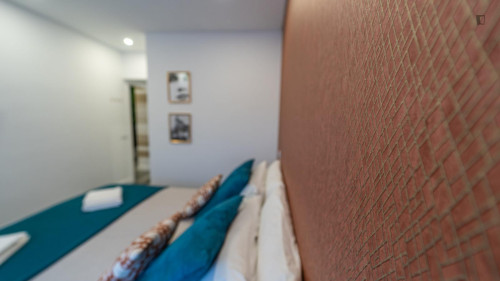 Colourful double ensuite bedroom near the Faro train station