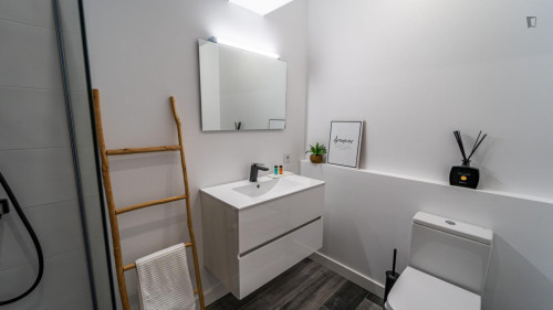 Colourful double ensuite bedroom near the Faro train station - Gallery - 9