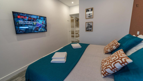 Colourful double ensuite bedroom near the Faro train station