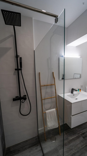 Colourful double ensuite bedroom near the Faro train station - Gallery - 10