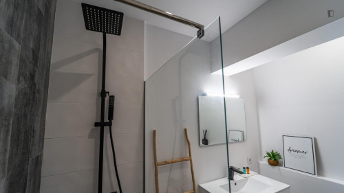Colourful double ensuite bedroom near the Faro train station - Gallery - 13