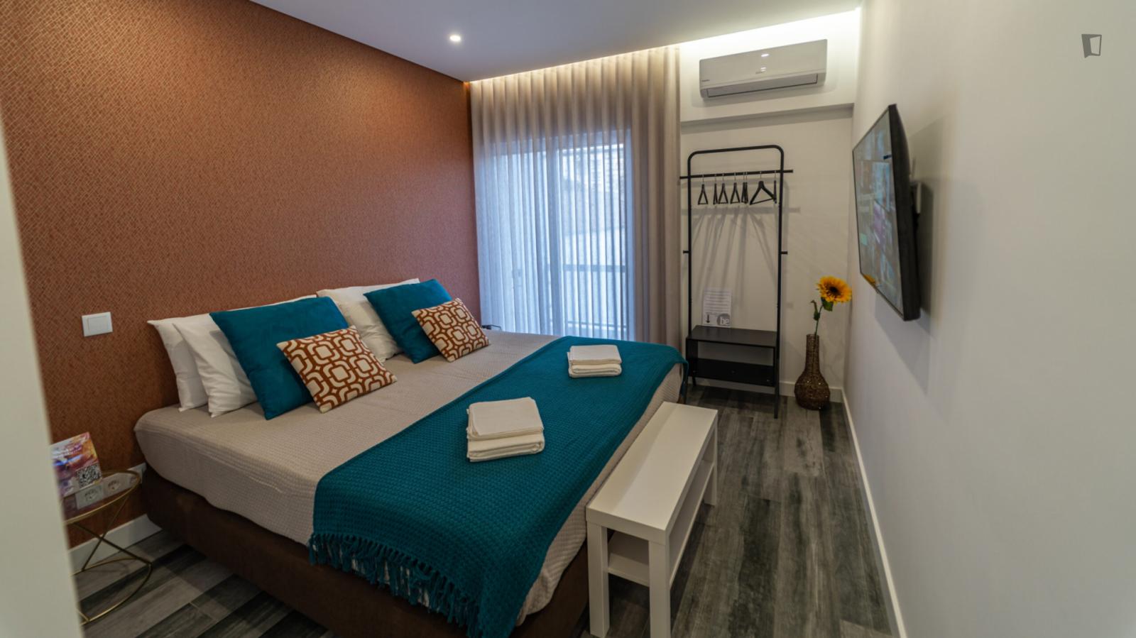  Colourful Double Ensuite Bedroom Near The Faro Train Station  -  Colourful double ensuite bedroom near the Faro train station  - Gallery -  1