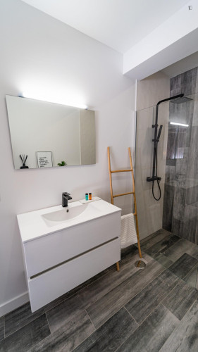Inviting double ensuite bedroom in the heart of Faro - Gallery - 14