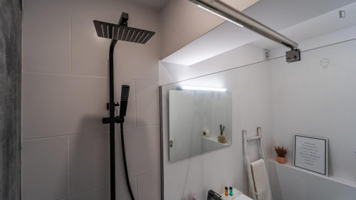Elegant double ensuite bedroom in the heart of Faro - Gallery - 9