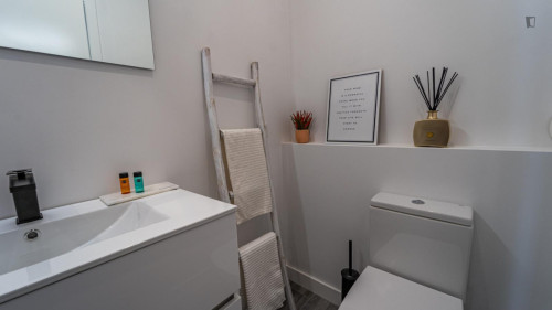 Elegant double ensuite bedroom in the heart of Faro - Gallery - 6
