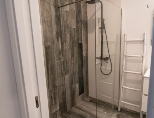 Elegant double ensuite bedroom in the heart of Faro - Gallery - 8