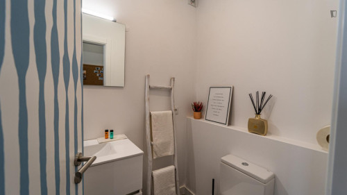 Elegant double ensuite bedroom in the heart of Faro  - Gallery -  5