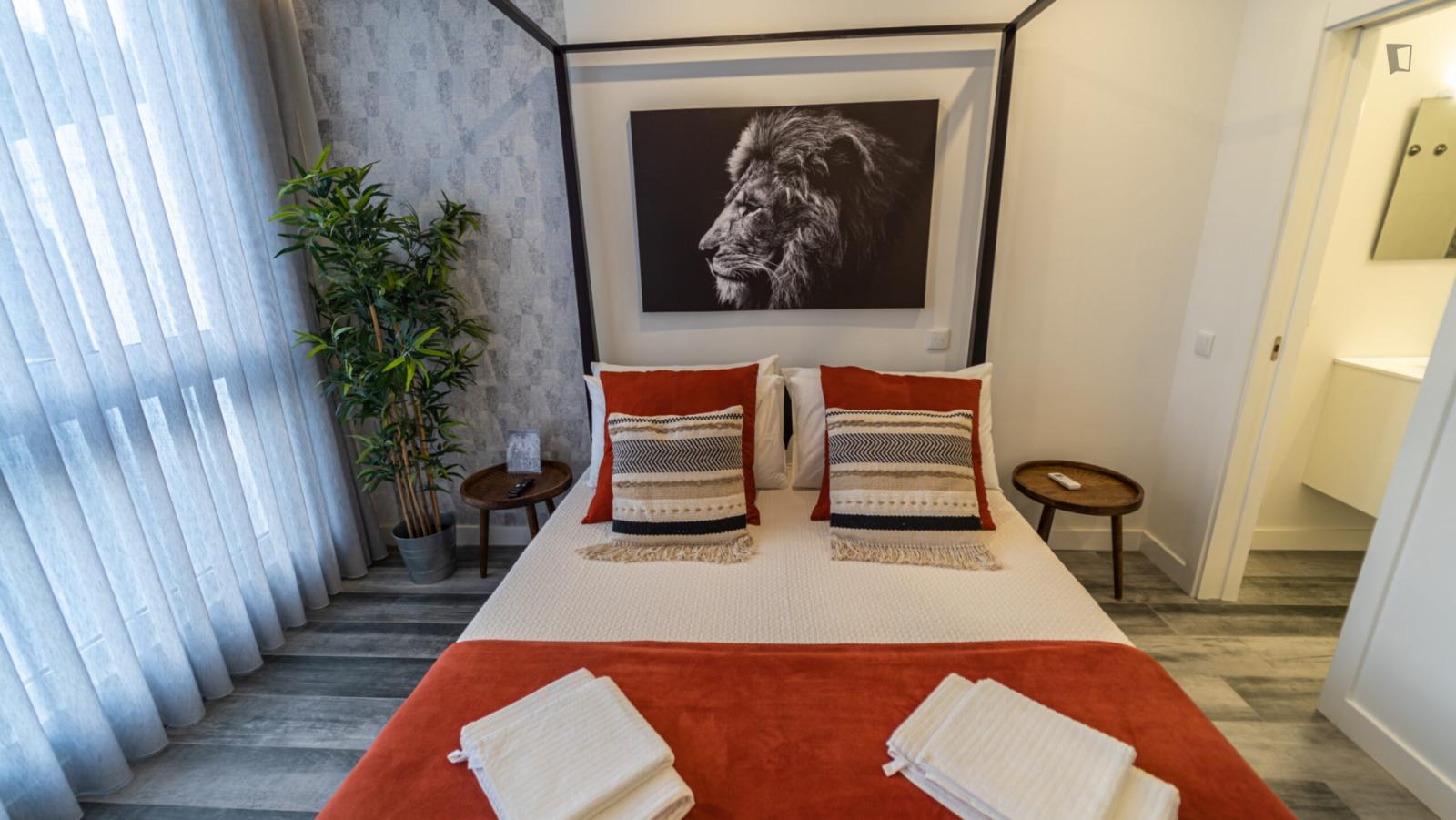  Elegant Double Ensuite Bedroom In The Heart Of Faro  -  Elegant double ensuite bedroom in the heart of Faro  - Gallery -  1