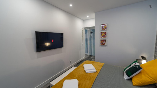 Inviting double ensuite bedroom near the Faro train station