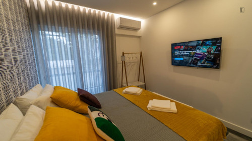 Inviting double ensuite bedroom near the Faro train station