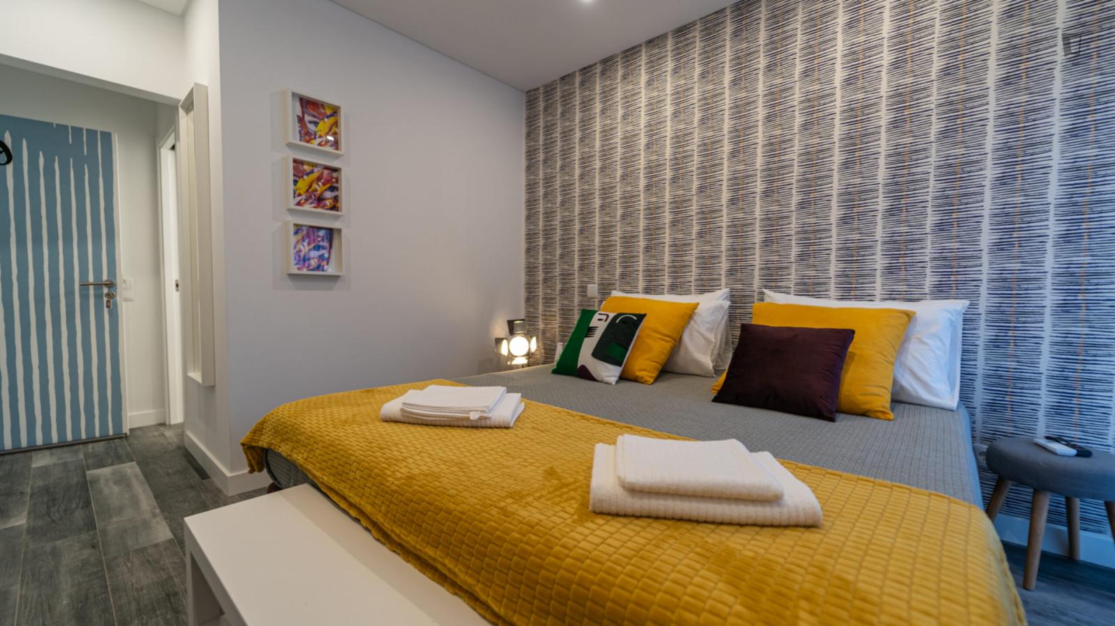 Inviting Double Ensuite Bedroom Near The Faro Train Station - Inviting double ensuite bedroom near the Faro train station - Gallery - 1