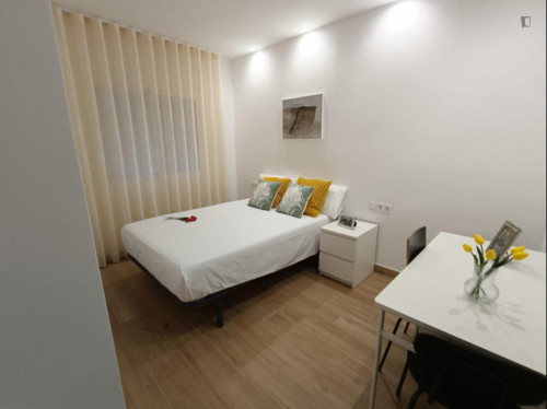 Stunning Double Bedroom close to Clot Metro