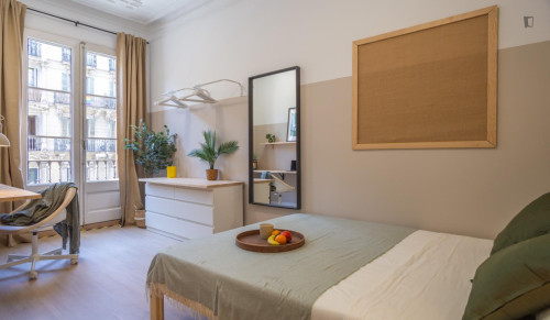 Snug double bedroom in Dreta de l'Eixample