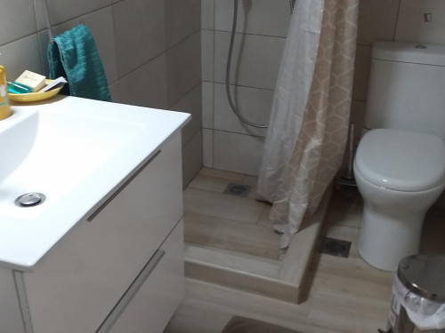 Central 4th flr Furnished Renovated Studio separate kitchen WIFI off Alexandras Ave
