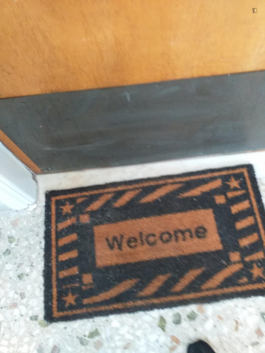 Central 4th flr Furnished Renovated Studio separate kitchen WIFI off Alexandras Ave
