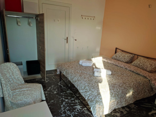 Modern double bedroom in a 10-bedroom apartment No18-7