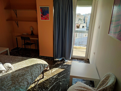 Modern double bedroom in a 10-bedroom apartment No18-7